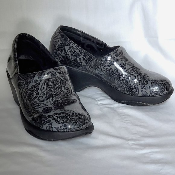 Nurse Mates Size 6 - Picture 1 of 4